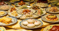 和莉拉人云亦云笨拙的跟着阿姨们的动做